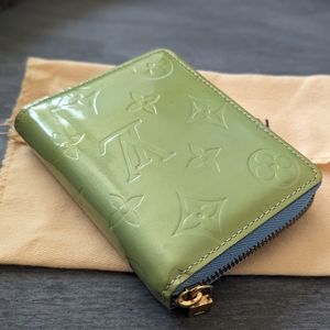 Louis Vuitton preloved MINT cond. green blue vernis patent leather zippy wallet